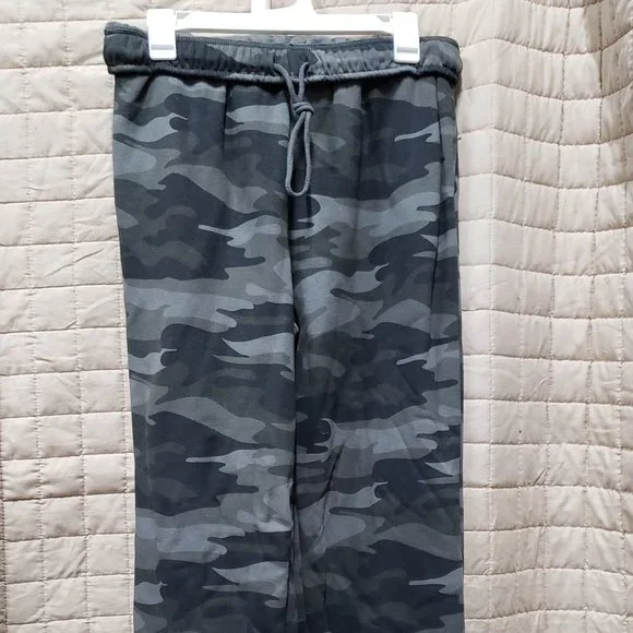 Wild Fable - Women's High-Rise Fleece Sweatpants - Size Medium Color Green Camo - Picture 4 of 8
